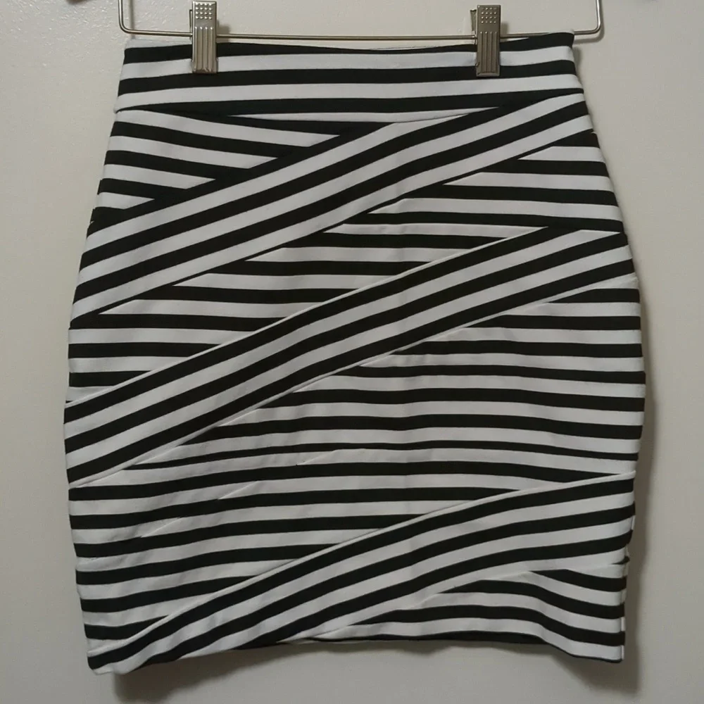 Express Mini Skirt - Picture 2 of 6